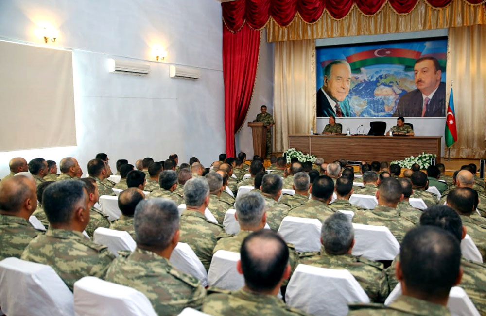Nazir hərbi təlimlərin yekunları ilə bağlı müşavirə keçirdi