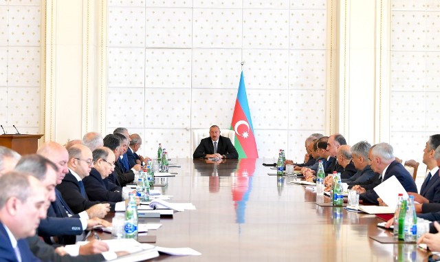 İlham Əliyev Nazirlər Kabinetinin iclasını keçirdi 
