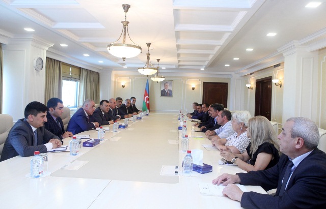 Nazir Qarabağ əlilləri və veteranlarla görüşdü