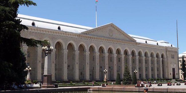 Gəncədə polislə etirazçılar arasında QARŞIDURMA oldu - Xəsarət alanlar var