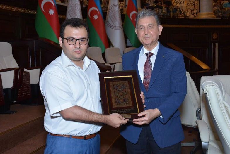 Akif Əlizadəyə &ldquo;Gənclərin dostu&rdquo; m&uuml;kafatı&nbsp;təqdim edildi