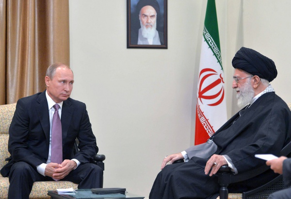 Putin İranın dini rəhbərliyi ilə görüşdü