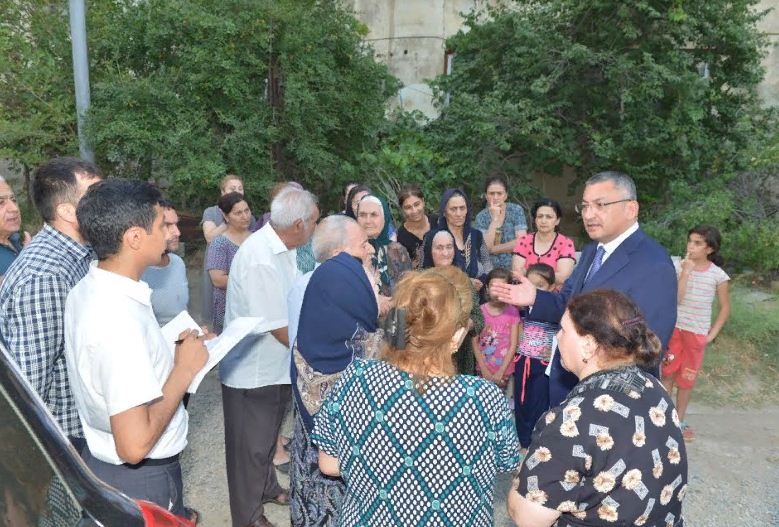 Rövşən Rzayev Qaradağda köçkünlərlə görüşüb