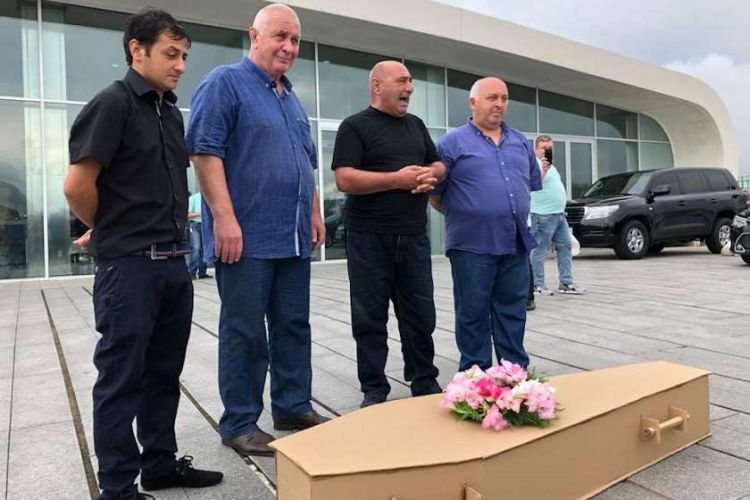 G&uuml;rc&uuml;stan parlamentinin qarşısında tabut aksiyası ke&ccedil;irilib
