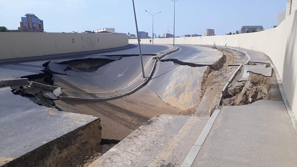 Metro tikintisi Bakıda yolu çökdürdü - FOTO