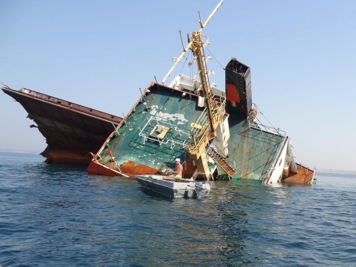 Yük gəmisi batdı: 10 nəfər itkin düşdü