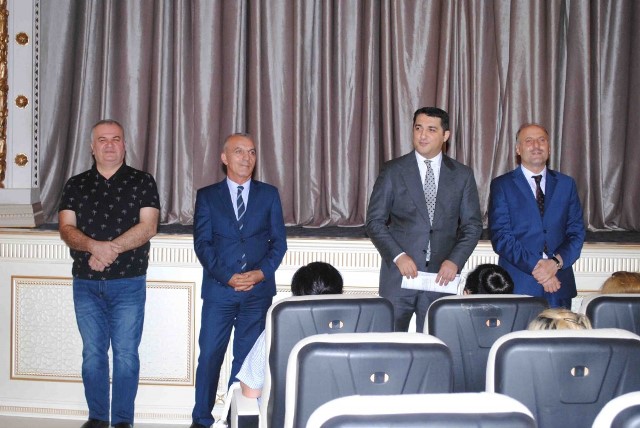 Sumqayıt Dövlət Dram Teatrının yeni direktoru kollektivə təqdim edilib