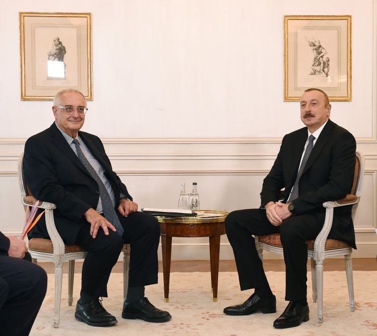 İlham Əliyev &ldquo;Naval&rdquo; qrupunun sədri ilə g&ouml;r&uuml;şd&uuml;