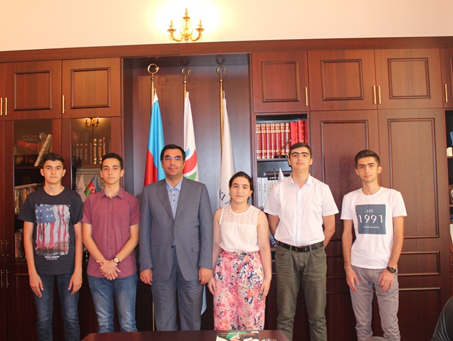 Rektor 700 ballı abituriyentlərlə g&ouml;r&uuml;şd&uuml; - FOTO