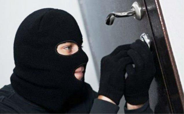 Astarada maskalı şəxs evə basqın edib
