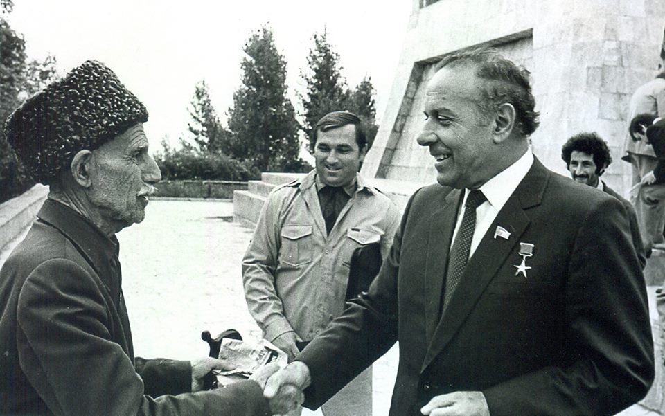 Bir şəklin tarixçəsi - Heydər Əliyev: “Mən o kişinin işinə qarışa bilmərəm” – Şuşa, 29 iyul, 1982-ci il