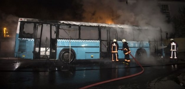 İstanbulda sərnişin dolu avtobus yandı