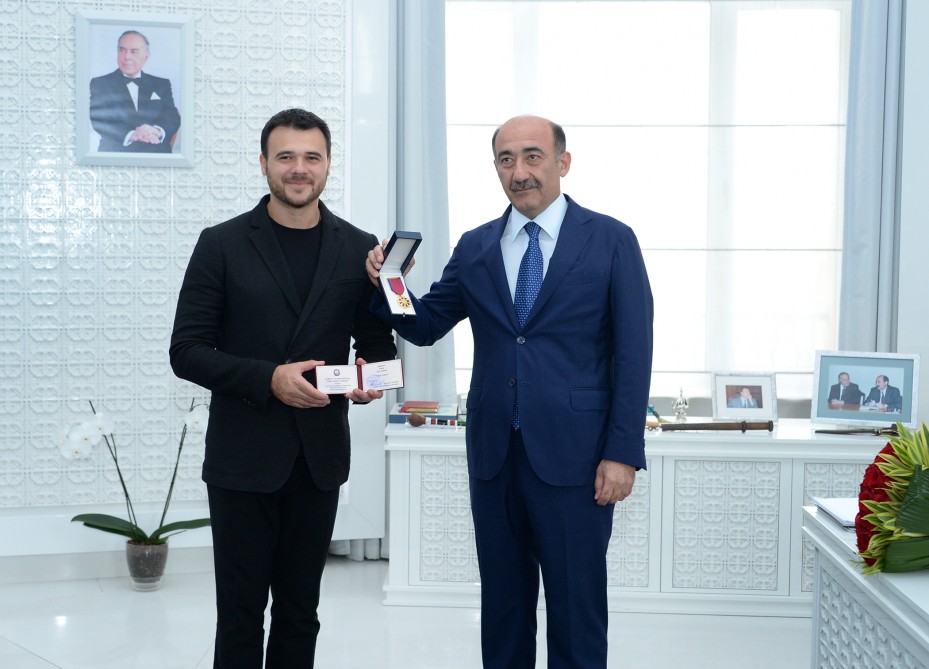 Emin Ağalarova Azərbaycanın Xalq Artisti fəxri adının vəsiqəsi və döş nişanı təqdim olunub - FOTOLAR