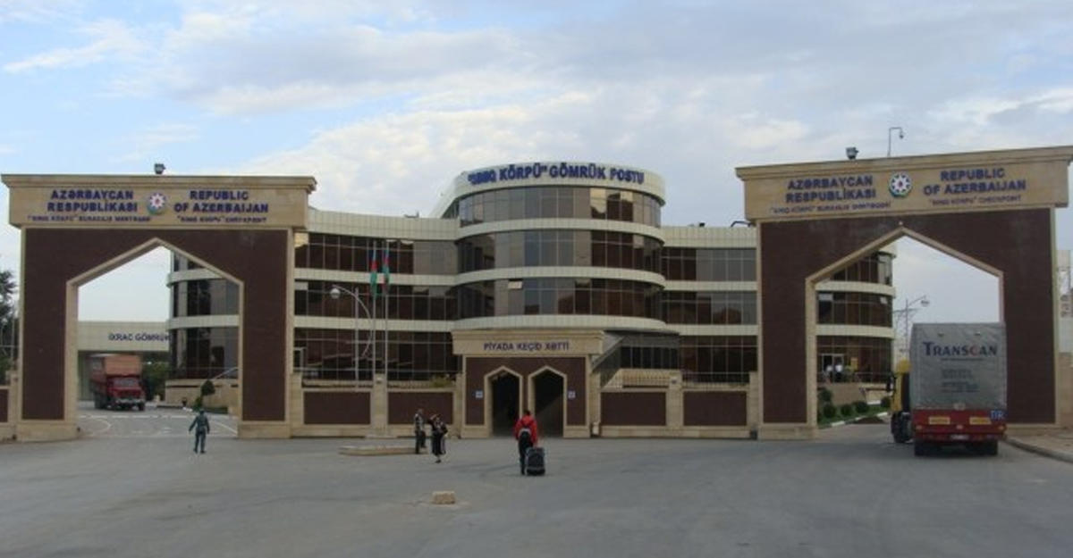 "Sınıq K&ouml;rp&uuml;"də sıxlıq yaranmayıb - Rəsmi 