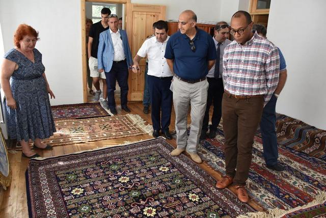 ABŞ diplomatı Qubada xal&ccedil;a emalatxanası və meyvə bağlarında olub