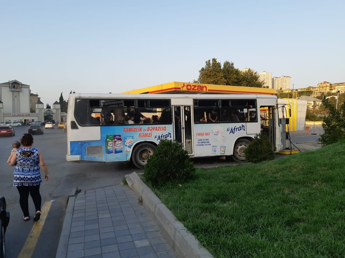 Bakıda sərnişin dolu avtobus yanacaqdoldurma məntəqəsinə daxil oldu - FOTO+VİDEO