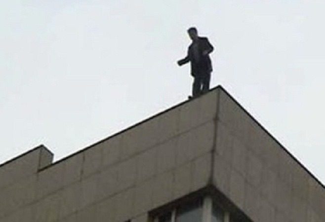 71 yaşlı kişi özünü binadan atdı - İNTİHARA CƏHD