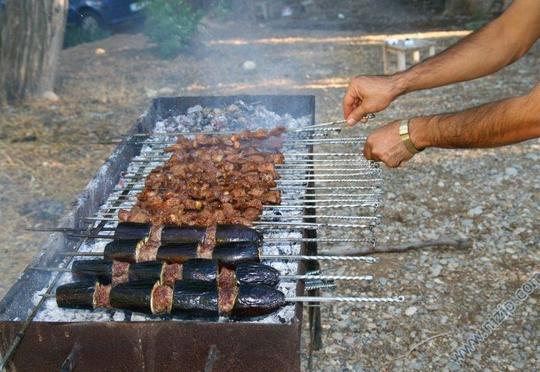 Sumqayıtda 22 yaşlı gənc kabab bişirərkən yandı
