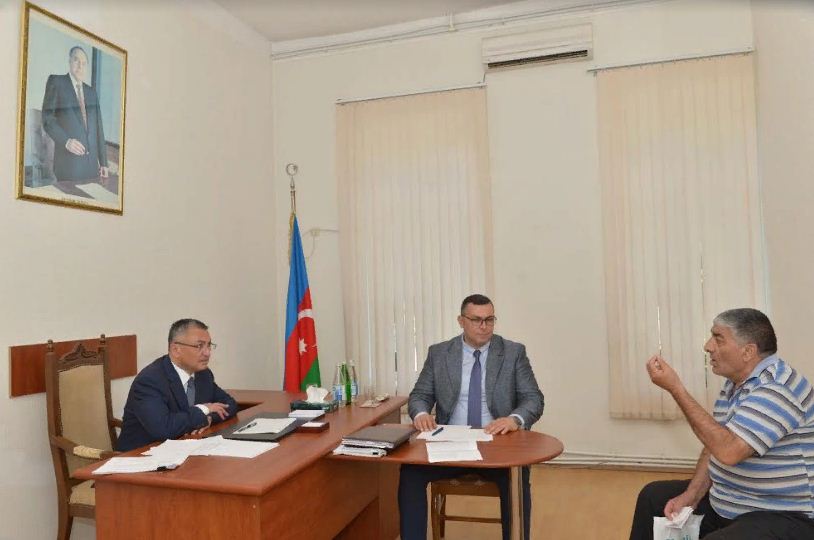 Rövşən Rzayev məcburi köçkünlərin şikayətini dinlədi