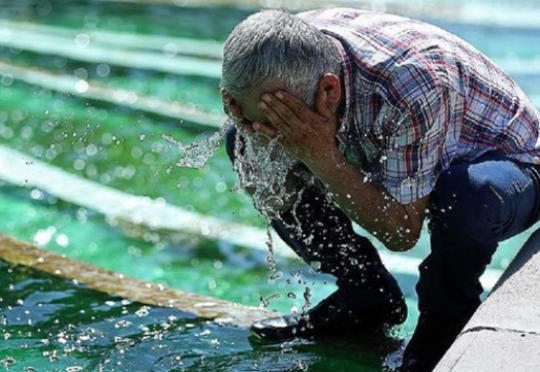 İsti havalar daha bir &ouml;lkəni &ccedil;ətin duruma salıb