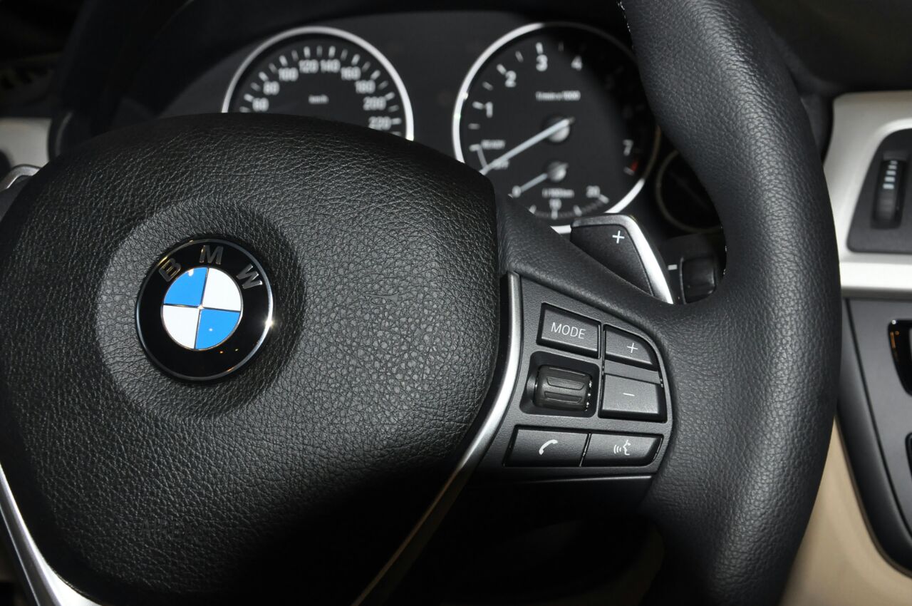 BMW 323,7 min avtomobili geri &ccedil;ağırır