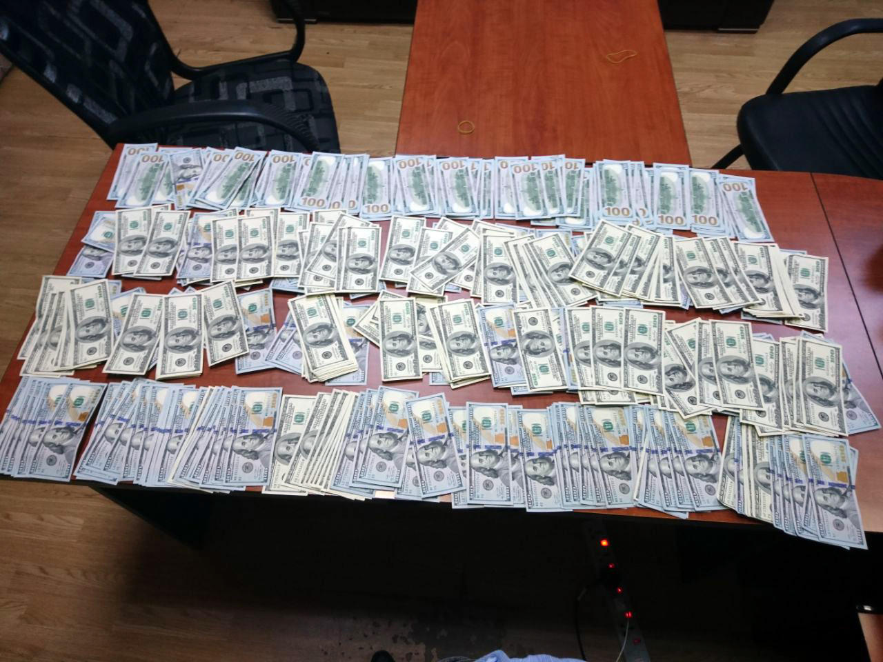 G&ouml;mr&uuml;kdə k&uuml;lli miqdarda dollar ələ ke&ccedil;irildi