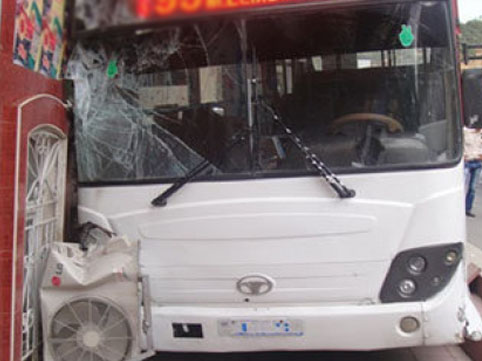 Sumqayıtda sərnişin avtobusu qəza törətdi