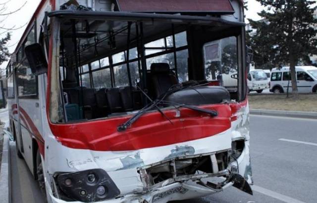 Bakıda avtobus dərəyə aşdı: 1 ölü - RƏSMİ