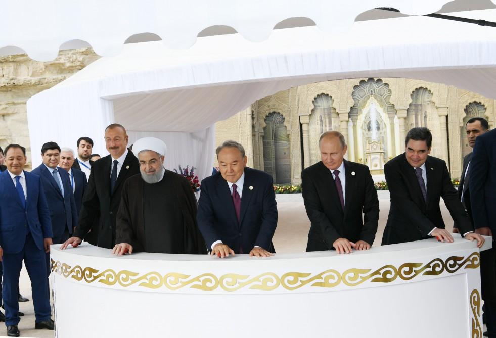 Prezidentlər körpə nərə balıqlarının Xəzər dənizinə buraxılması mərasimində iştirak ediblər - FOTO