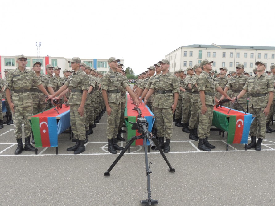 Gənc əsgərlər Vətənə sədaqət andı i&ccedil;di