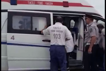 Yol polisi s&uuml;r&uuml;c&uuml;n&uuml;n həyatını belə xilas etdi - VİDEO