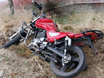 Biləsuvarda motosiklet aşdı, sürücü öldü