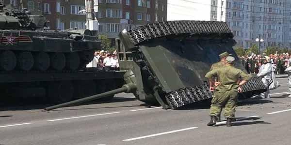 Hərbi paradda tank aşdı - VİDEO