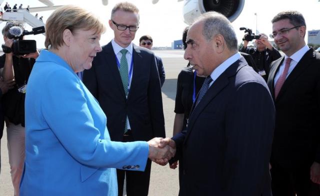 Angela Merkel Azərbaycana gəldi