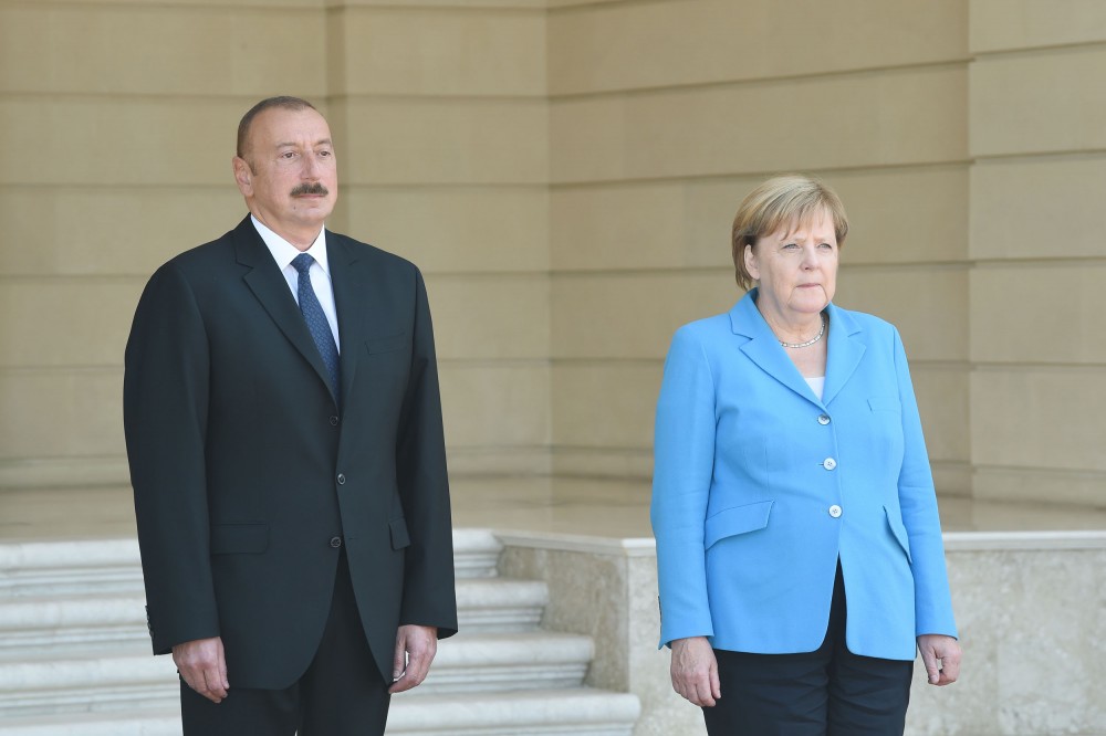 Merkelin rəsmi qarşılanma mərasimi oldu - FOTOLAR