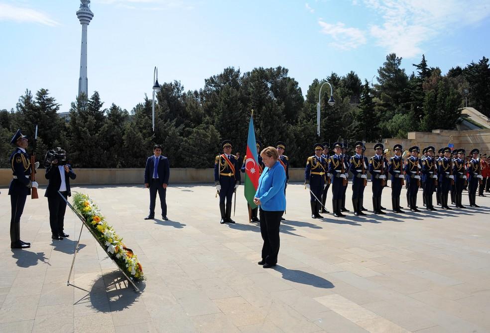Merkel Şəhidlər xiyabanını ziyarət etdi