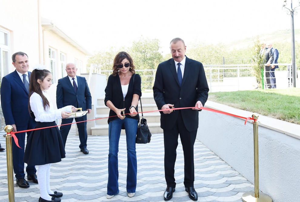 İlham Əliyev Mehriban Əliyeva ilə məktəb açılışında 