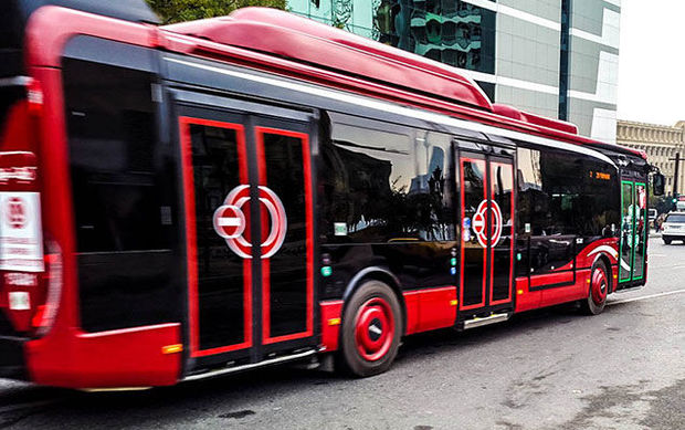 “Nissan” sərnişin avtobusuna çırpıldı