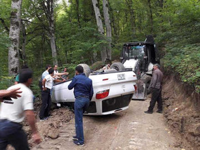 Qubada bəylə gəlini aparan maşın aşdı