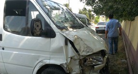 Oğuzda mikroavtobus qəzaya uğradı