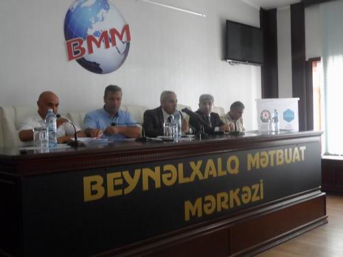 Jurnalistlər nazirliklərin mətbuat xidmətlərini müzakirəyə çıxardılar