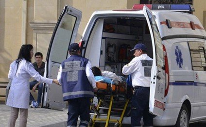Şəmkirdə evin qarşısında oturan ana və qızını maşın vurdu