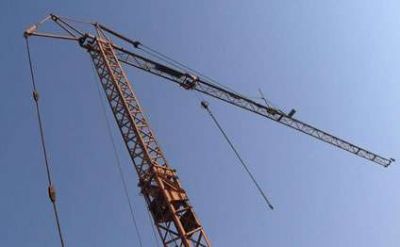 Qazaxda s&uuml;r&uuml;c&uuml; aşan kranın altında qaldı
