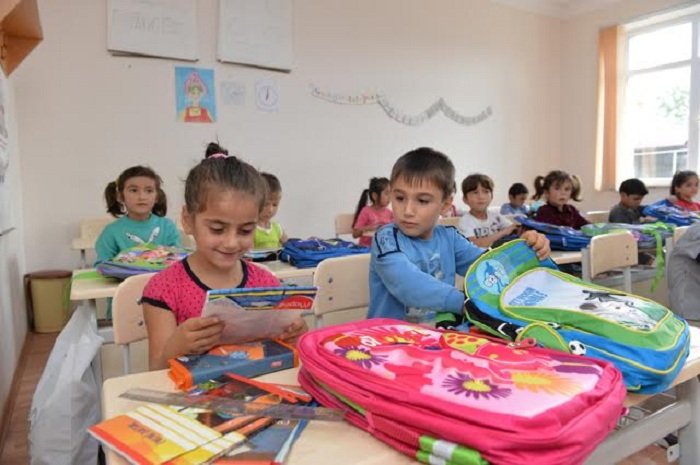 Heydər Əliyev Fondundan aztəminatlı ailələrin uşaqlarına HƏDİYYƏ