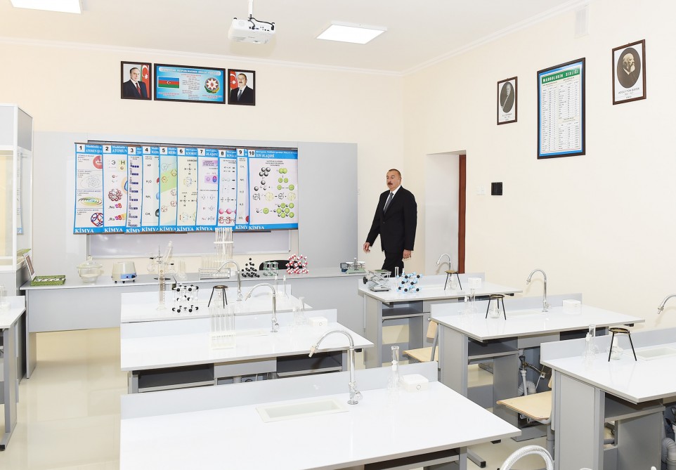 İlham Əliyev 187 və 192 nömrəli məktəblərdə