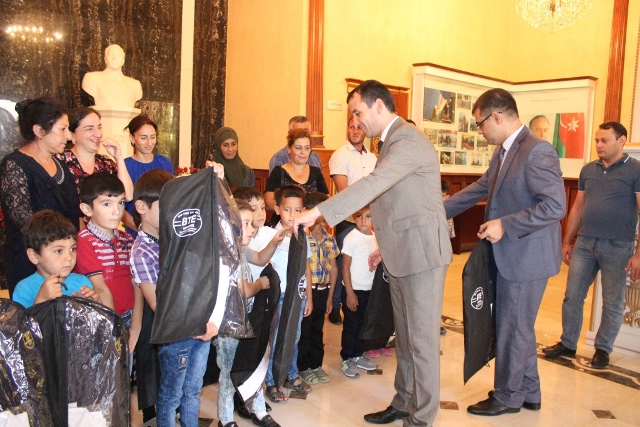 Cəbhə b&ouml;lgəsinin şagirdlərinə məktəbli forması hədiyyə edildi  &nbsp;