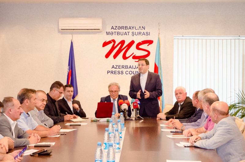 İranlı diplomat Mətbuat Şurasına gəldi