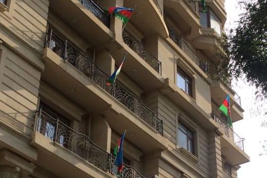 Səbail sakinləri eyvanlarından bayraqlar asdılar - FOTOLAR