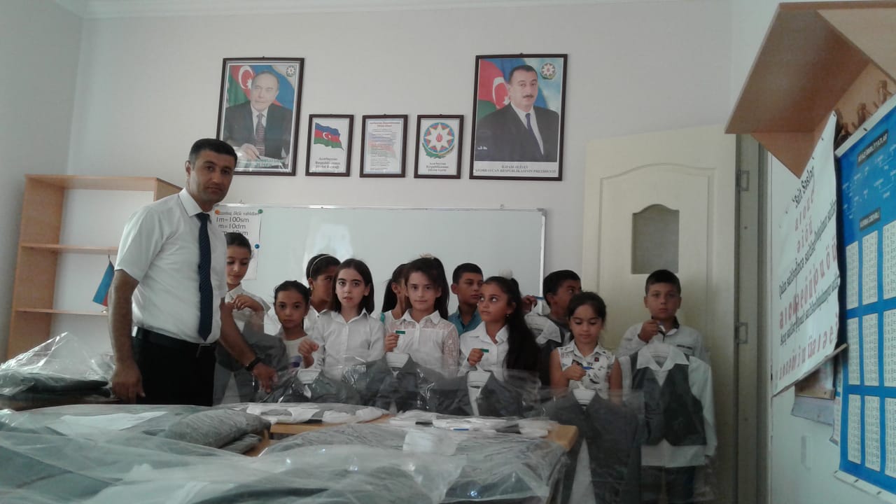 D&ouml;vlət Komitəsi Cocuq Mərcanlıda şagirdlərə məktəbli forması payladı