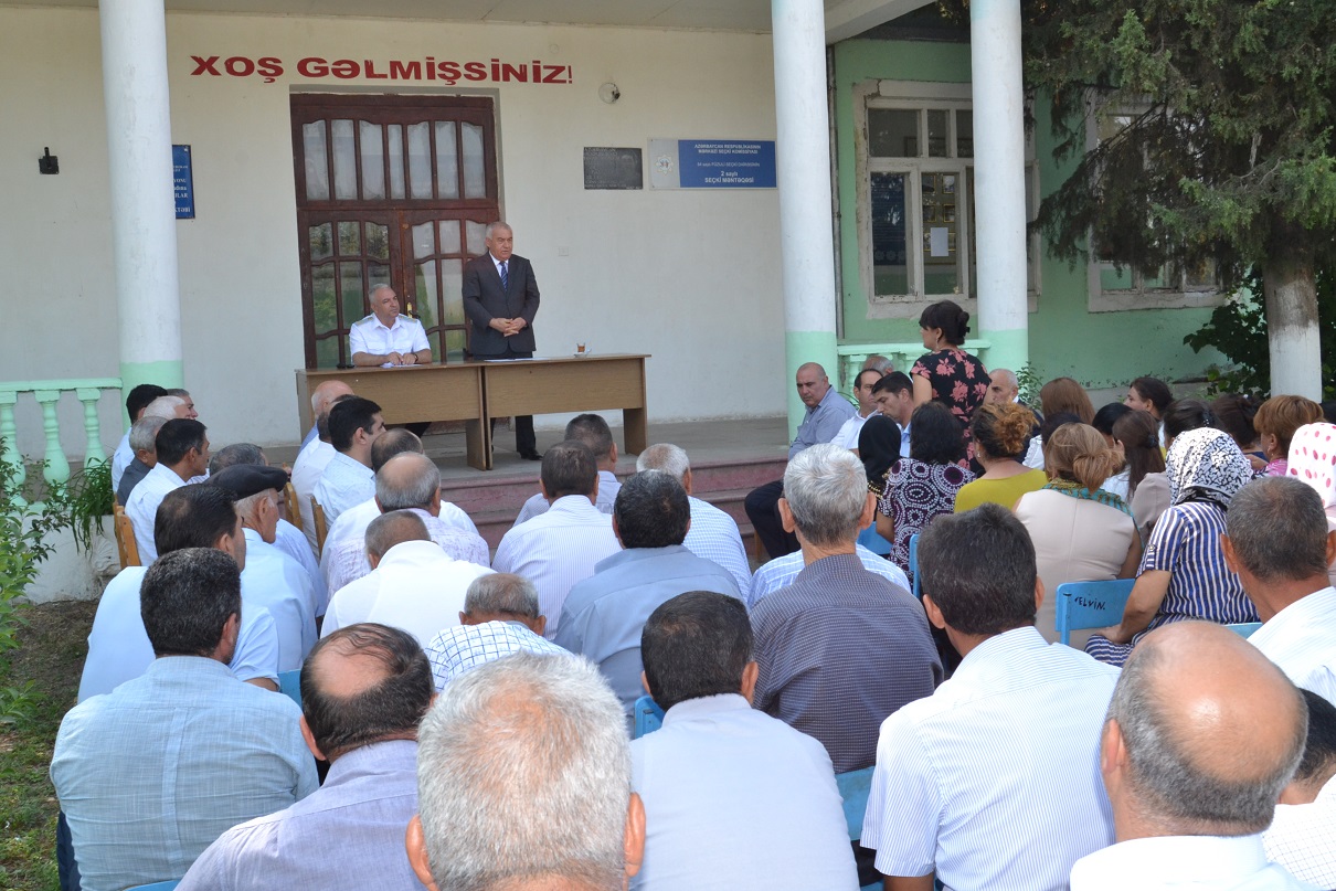 İcra baş&ccedil;ısı şikayətləri dinlədi...
